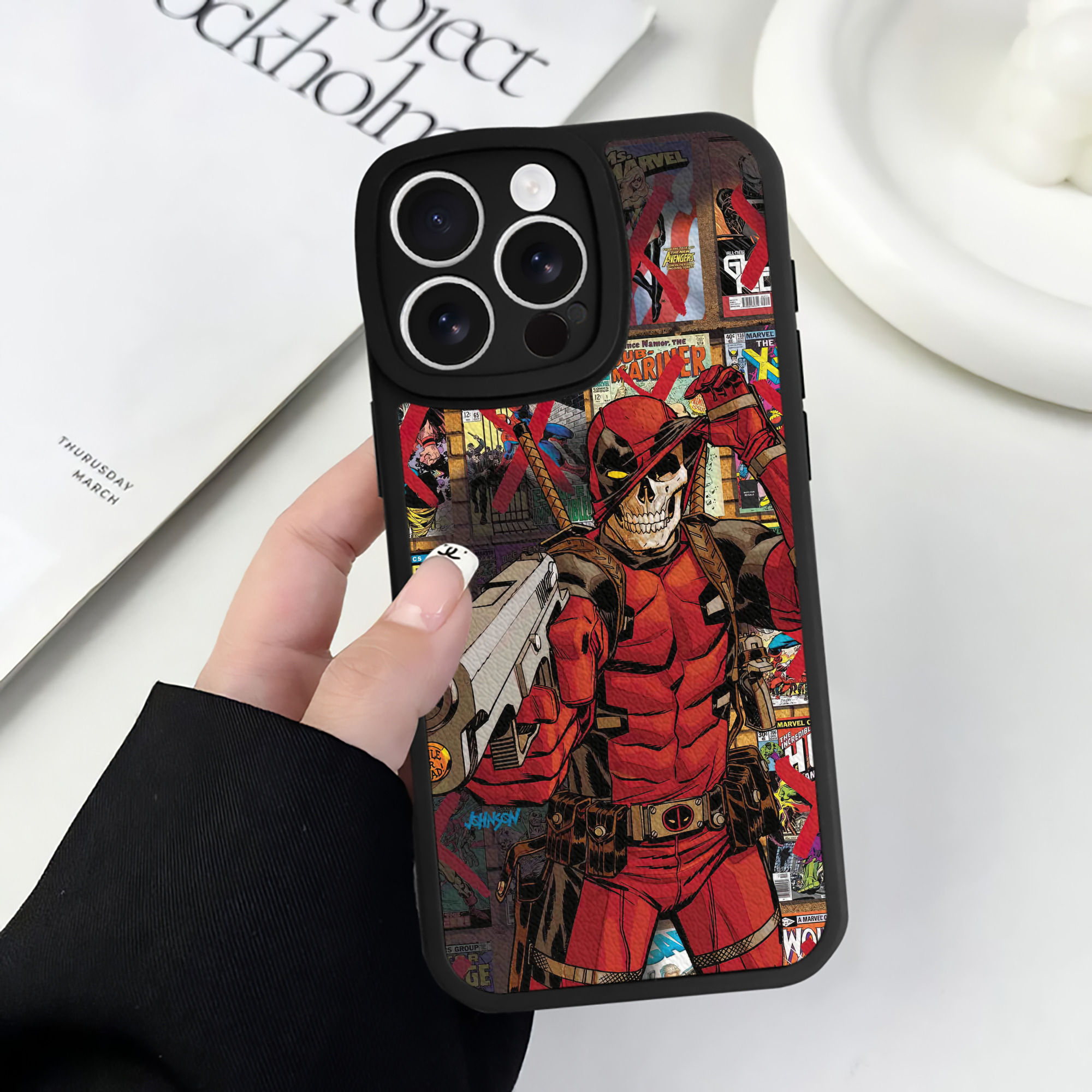 （画像用） Deadpool デッドプール 【iPhone 16シリーズ対応】シリコンスマホケース（レザー調） 材質：シリコン